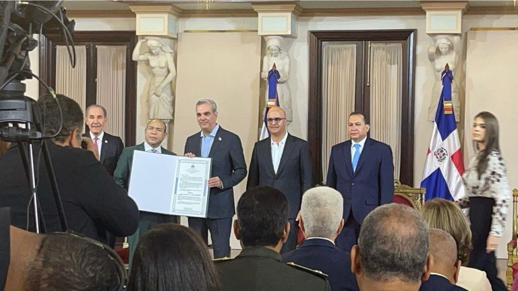 El Presidente Luis Abinader y el Ministro Franklin García Fermín Encabezan la Entrega de Certificaciones a Instituciones de Educación Superior